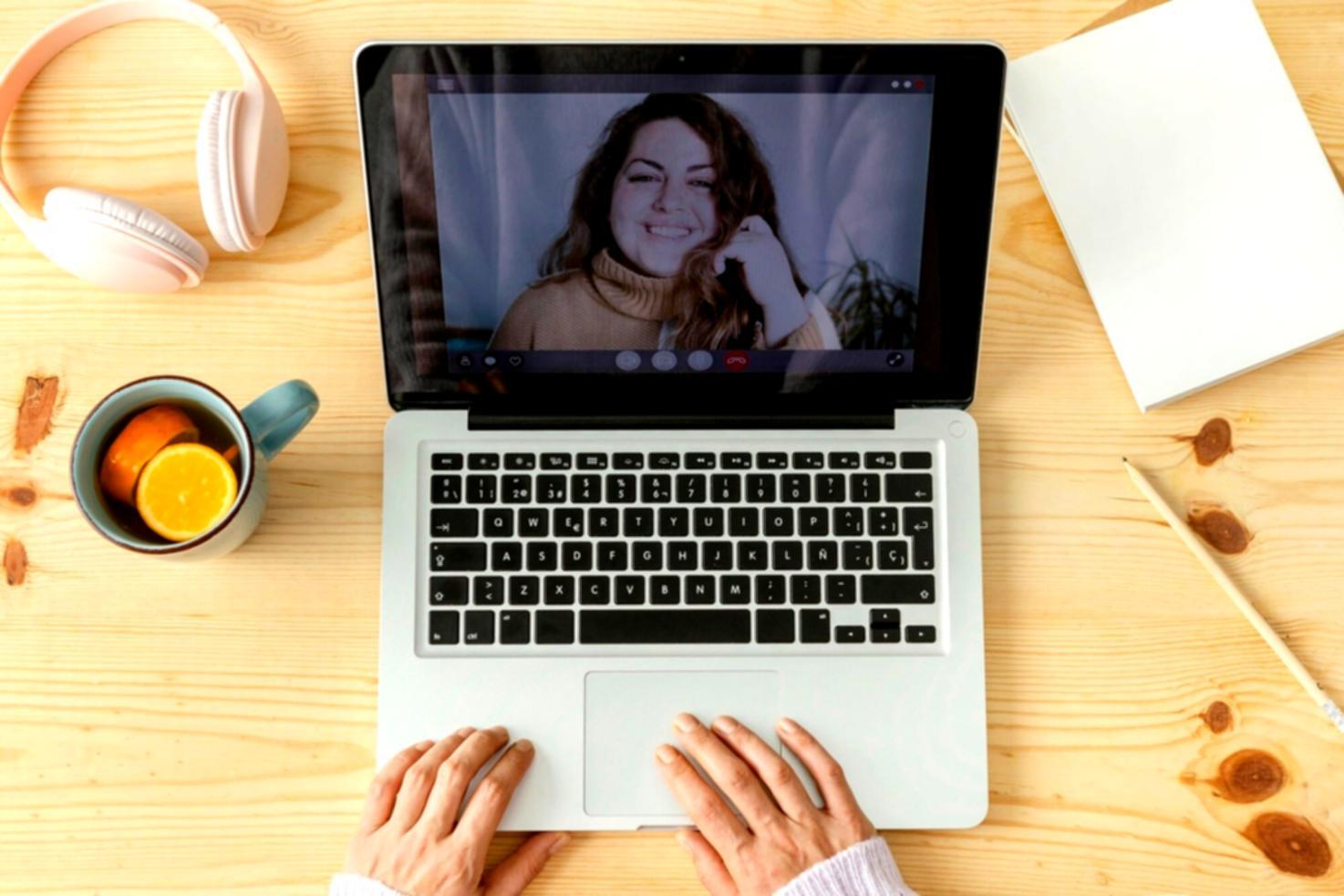 Session de formation en gestion budgétaire avec participants travaillant sur des projets concrets