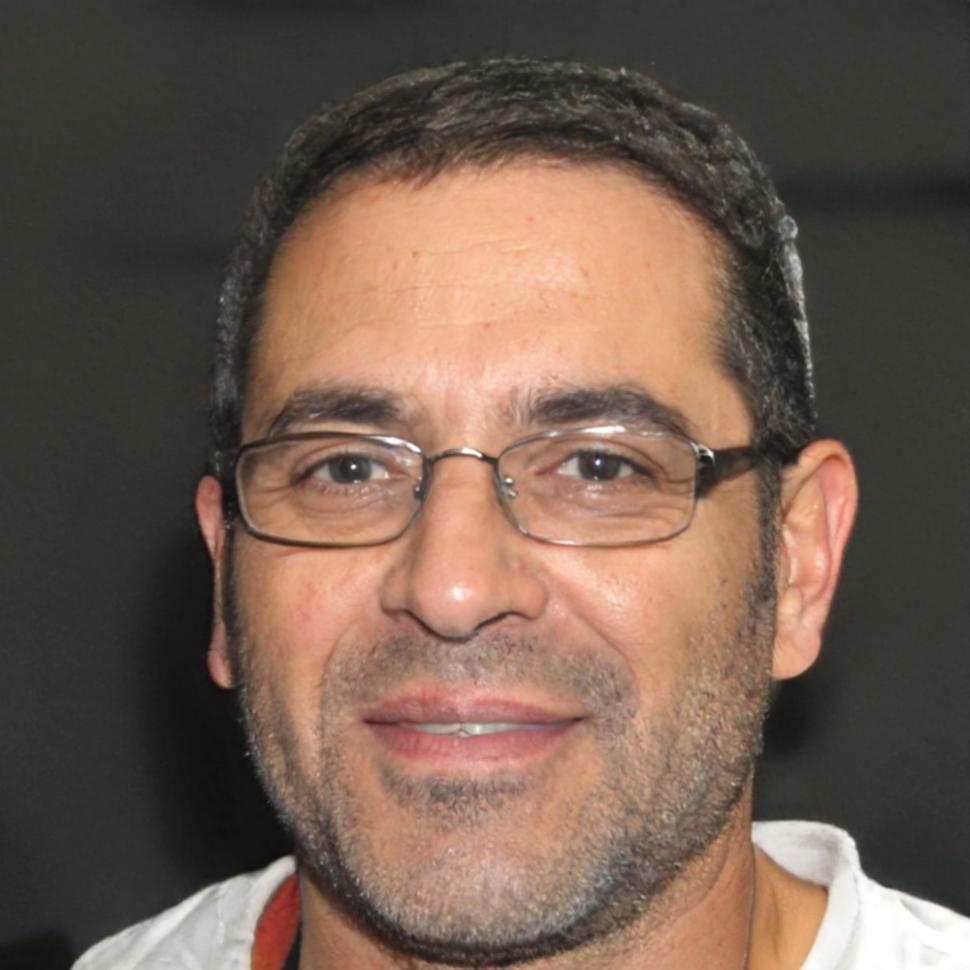 Portrait de Marc Rousseau, consultant en optimisation des coûts